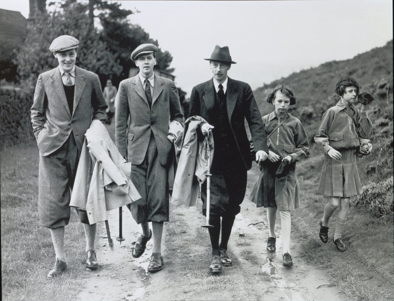 10e duc avec ses quatre enfants, Billy, Andrew, Anne et Elizabeth à Bolton Abbey, vers 1938 - William M. Timlin