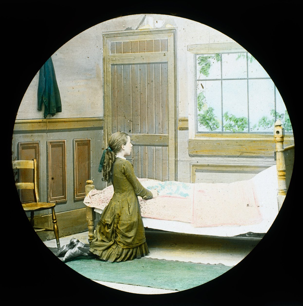 Une fille agenouillée en prière à son chevet, lanterne magique, vers 1890 - Unbekannt