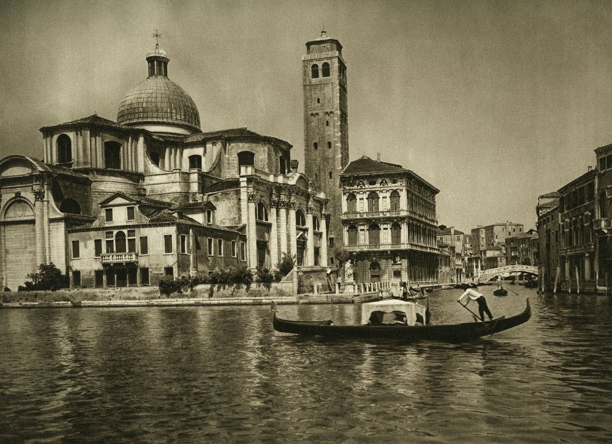 Une gondole dans le Grand Canal en face de l