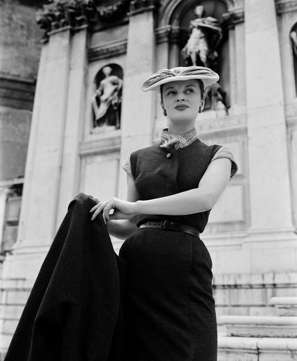 Un mannequin portant des créations de Christian Dior à Venise, 3 juin 1951 : Devant La Salute - Unbekannt