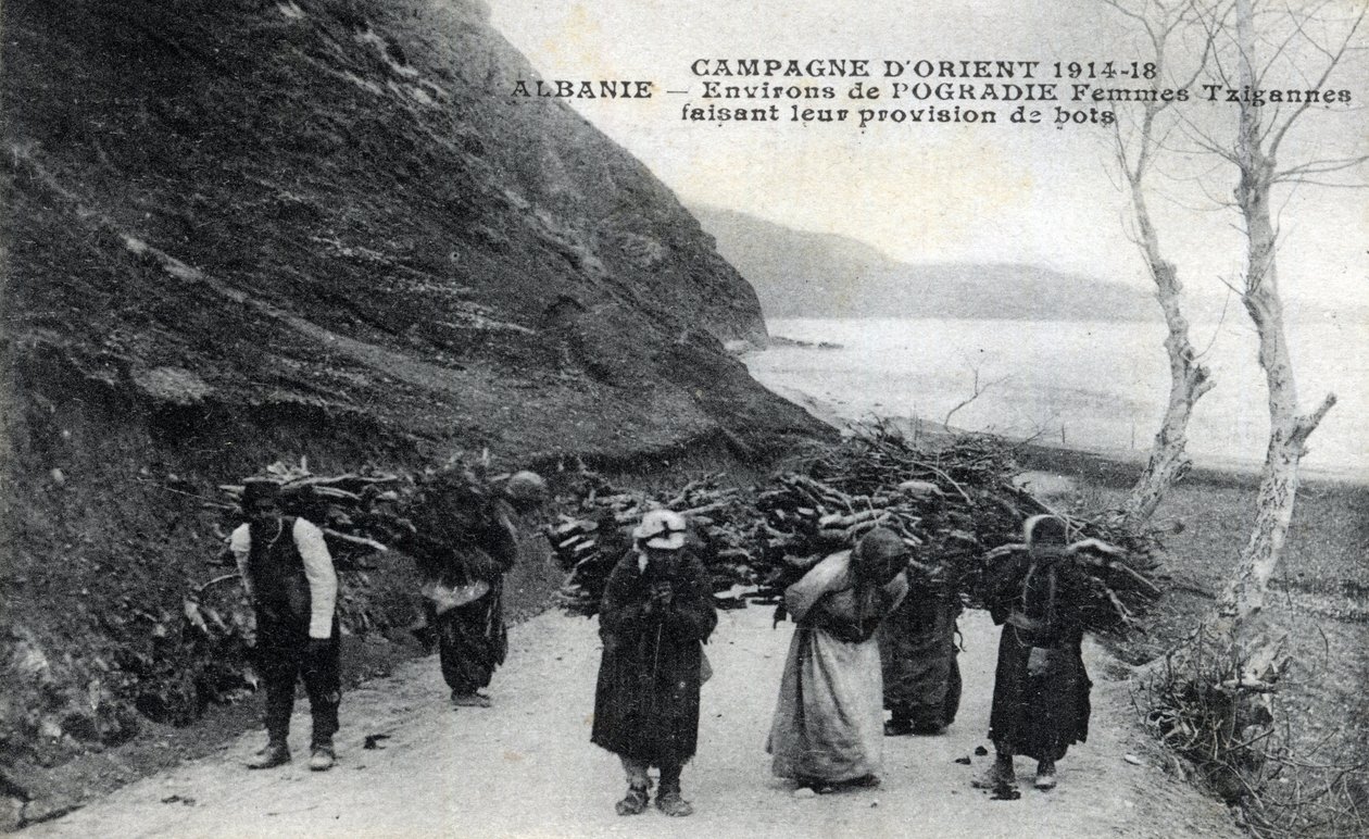 Albanie : femmes gitanes portant des fagots de bois sur le dos - Carte postale 1914-1918 - William M. Timlin