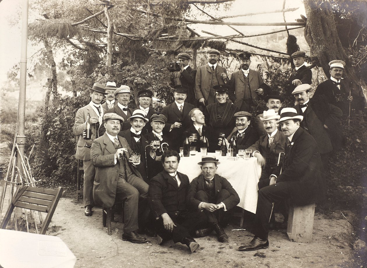 Album "Meine mittelmeer-reise 1910": Groupe de personnes posant en trinquant dans un jardin - Unbekannter Künstler