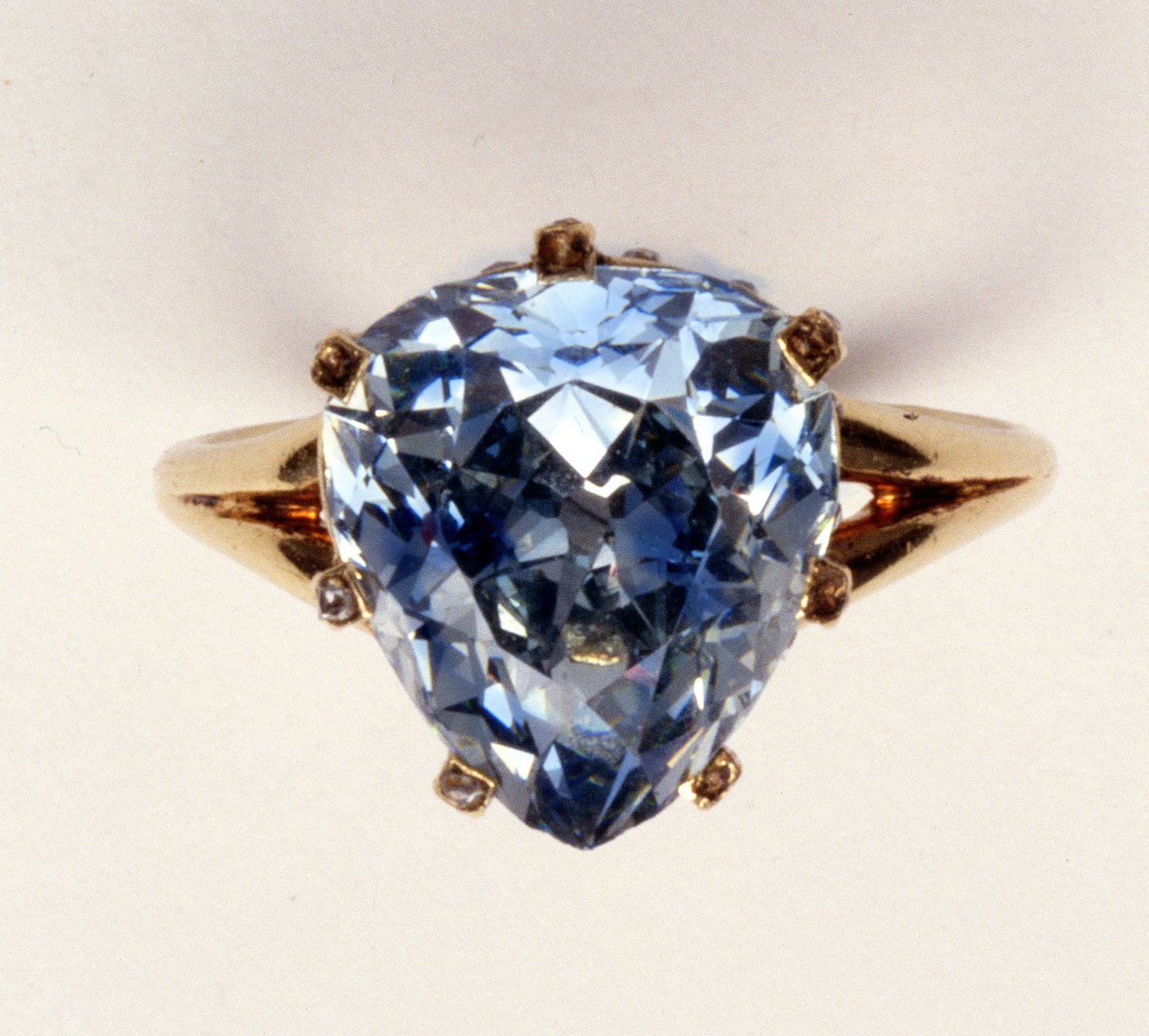 Bague antique à coupe fantaisie, le diamant bleu-gris pesant 5,45 carats, autrefois possédée par Marie-Antoinette - Unbekannt