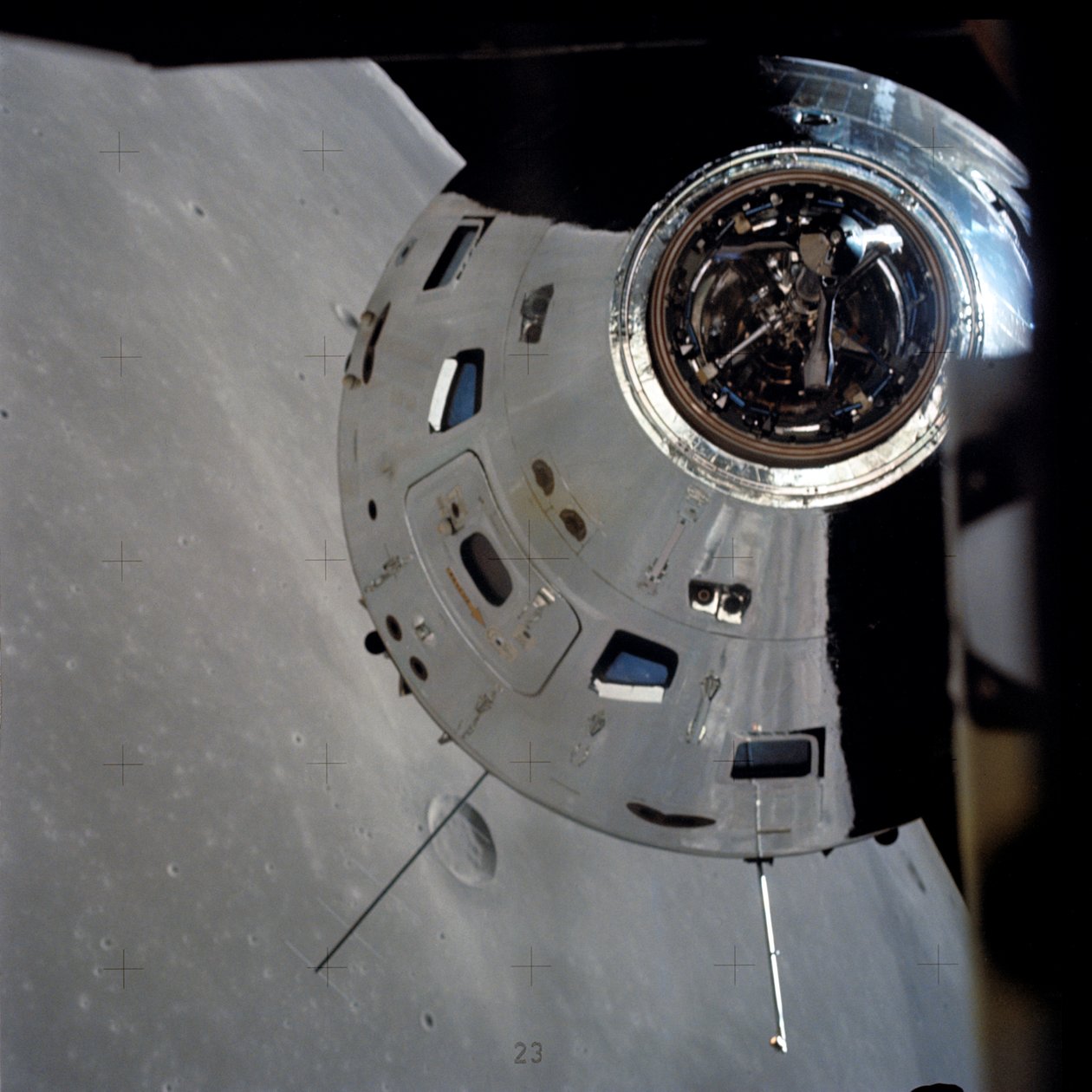 Modules de commande/service Apollo 17 photographiés depuis le module lunaire en orbite - Unbekannt