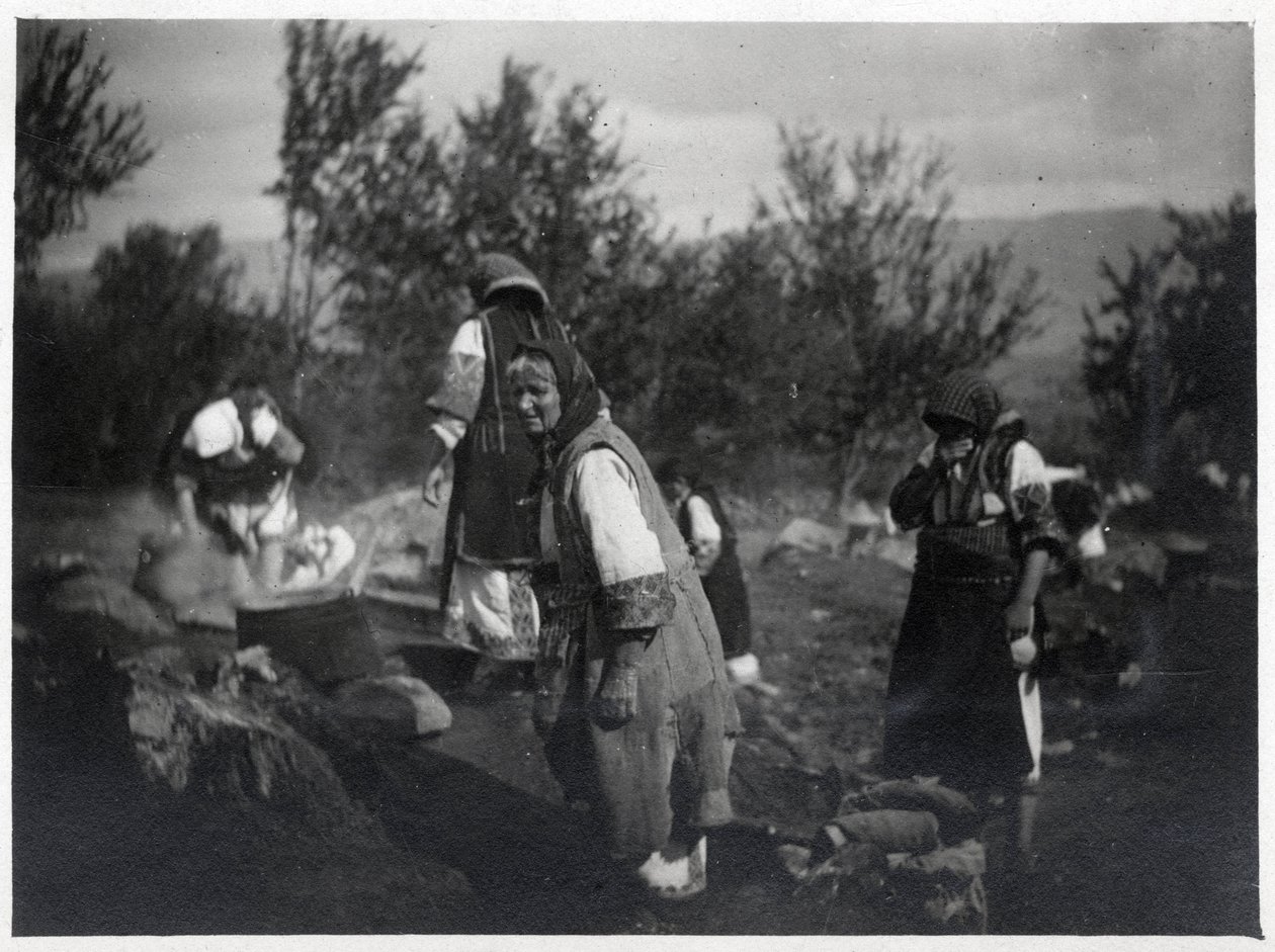 Péninsule balkanique : femmes devant un pot sur un feu - Carte postale 1914-1918 - William M. Timlin