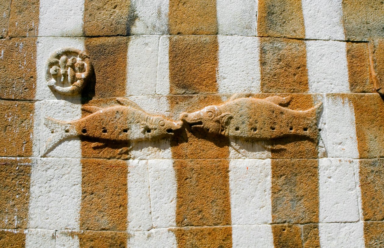 Bas-relief de deux poissons sur l