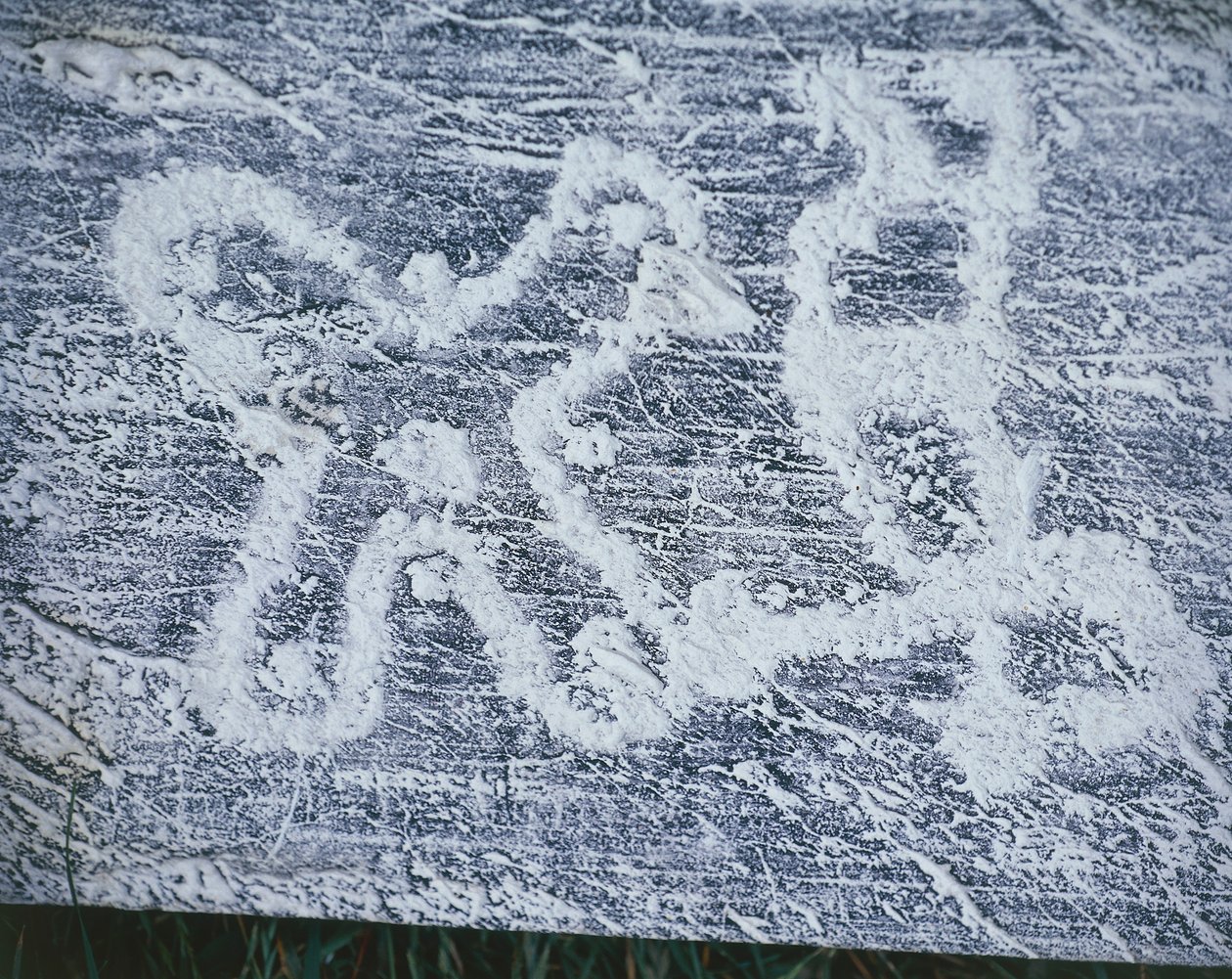Rose camunienne, copie de gravures rupestres dans la vallée de Valcamonica, dessin au fusain, technique de frottage - Benjamin Baud