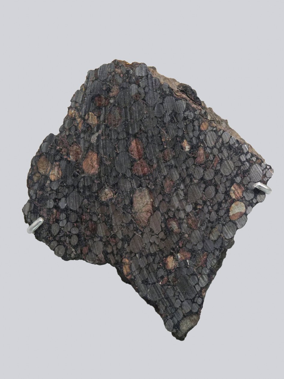 Chondrite carbonée (CBA). Tombée à Gujba (Nigeria) en 1984. Musée national d