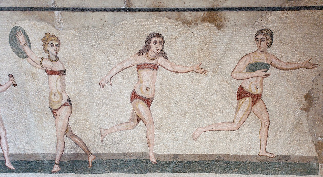 Chambre des Dix Jeunes Filles ou la mosaïque des "filles en bikini". Vue générale sur le panneau supérieur: poids, lancer de disque et course. IIIe - IVe siècle. Villa romaine du Casale, Sicile. Site UNESCO. - William M. Timlin