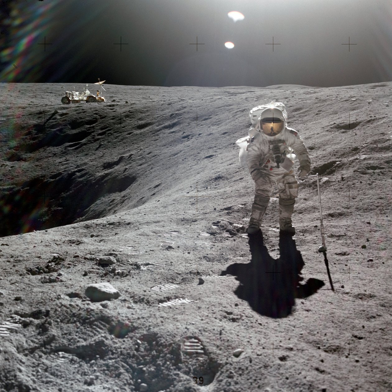 Charles M. Duke, Jr., pilote du module lunaire de la mission Apollo 16, collectant des échantillons lunaires au bord du cratère Plum, avril 1972 (photo) - Unbekannt