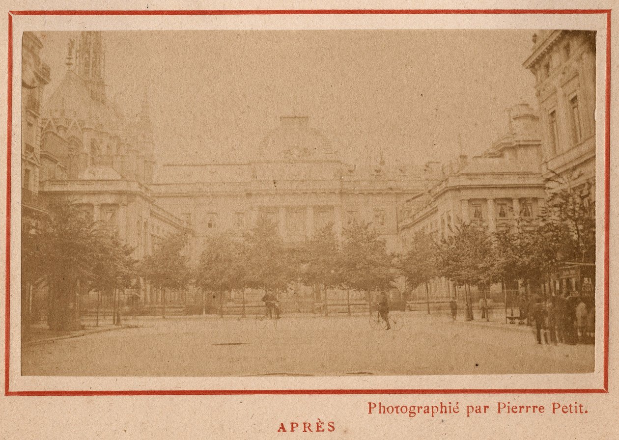 Commune de Paris (1871) : vue du Palais de Justice à Paris après son incendie en mai 1871. Photographie de Pierre Pepetit - Unbekannt