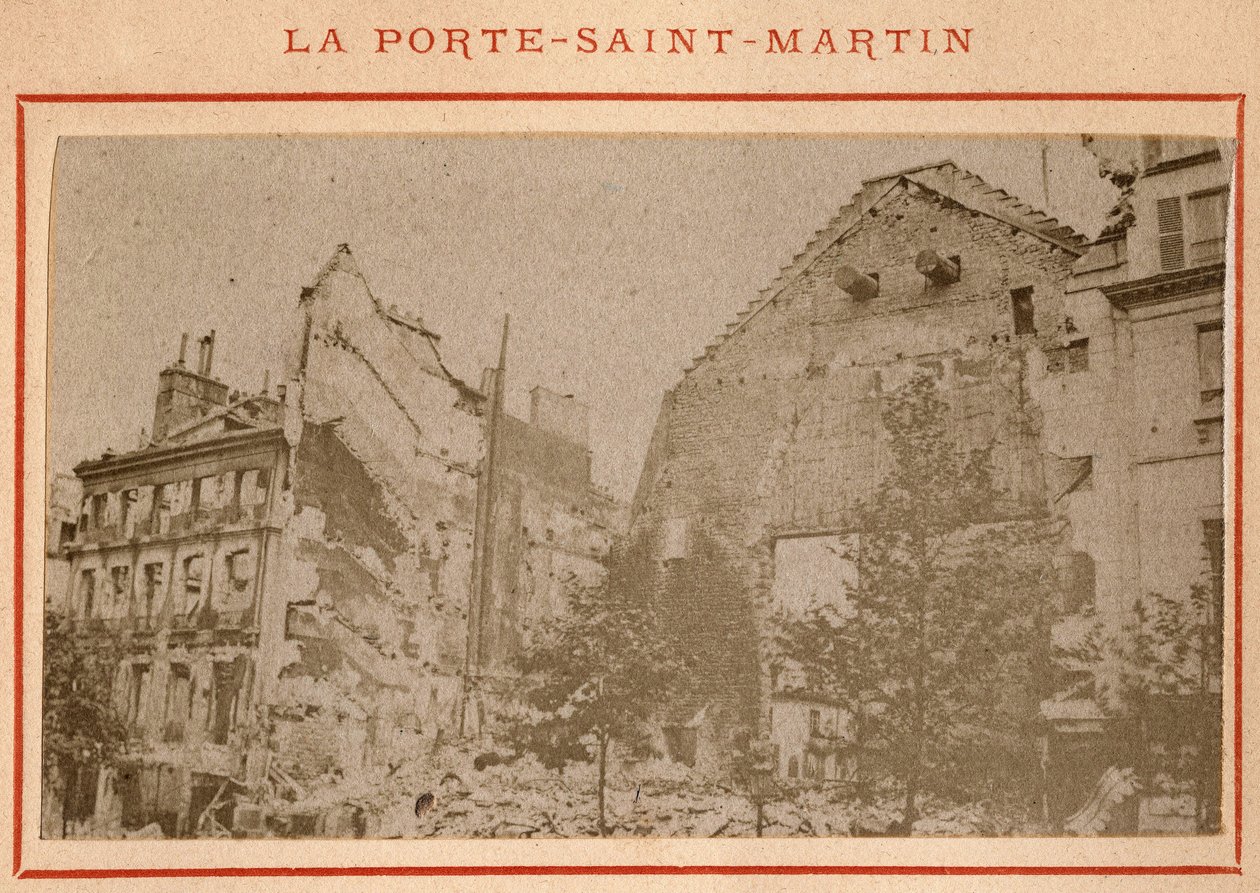 Commune de Paris (1871) : vue de la Porte Saint Martin à Paris détruite en mai 1871. Photographie de Pierre Pepetit. - Unbekannt