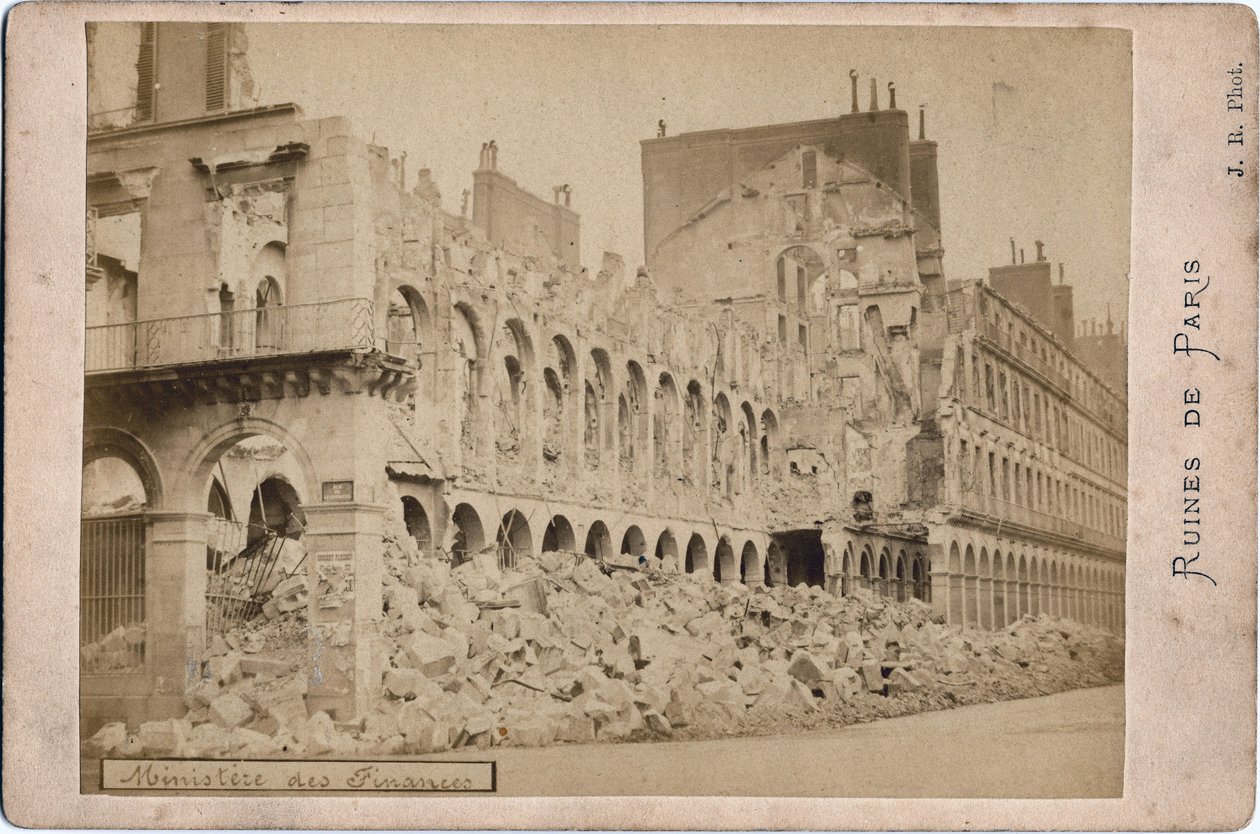 Commune de Paris : vue des ruines du Ministère des Finances à Paris en mai 1871. Photographie J.R. Dim. 16,3X10,8 cm - Unbekannt