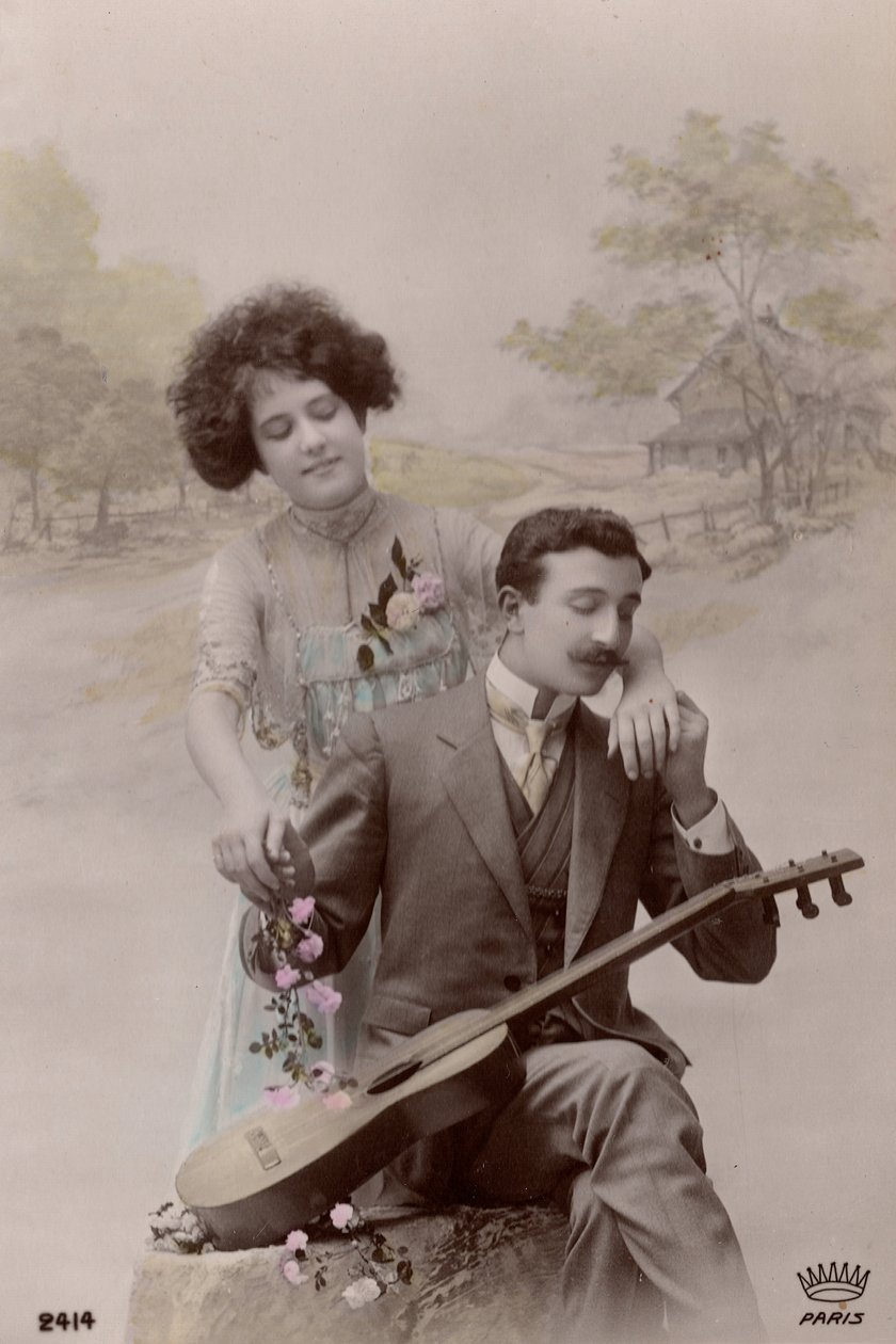 Couple avec fleurs et guitare espagnole, France, vers 1910 (carte postale) - Unbekannter Künstler