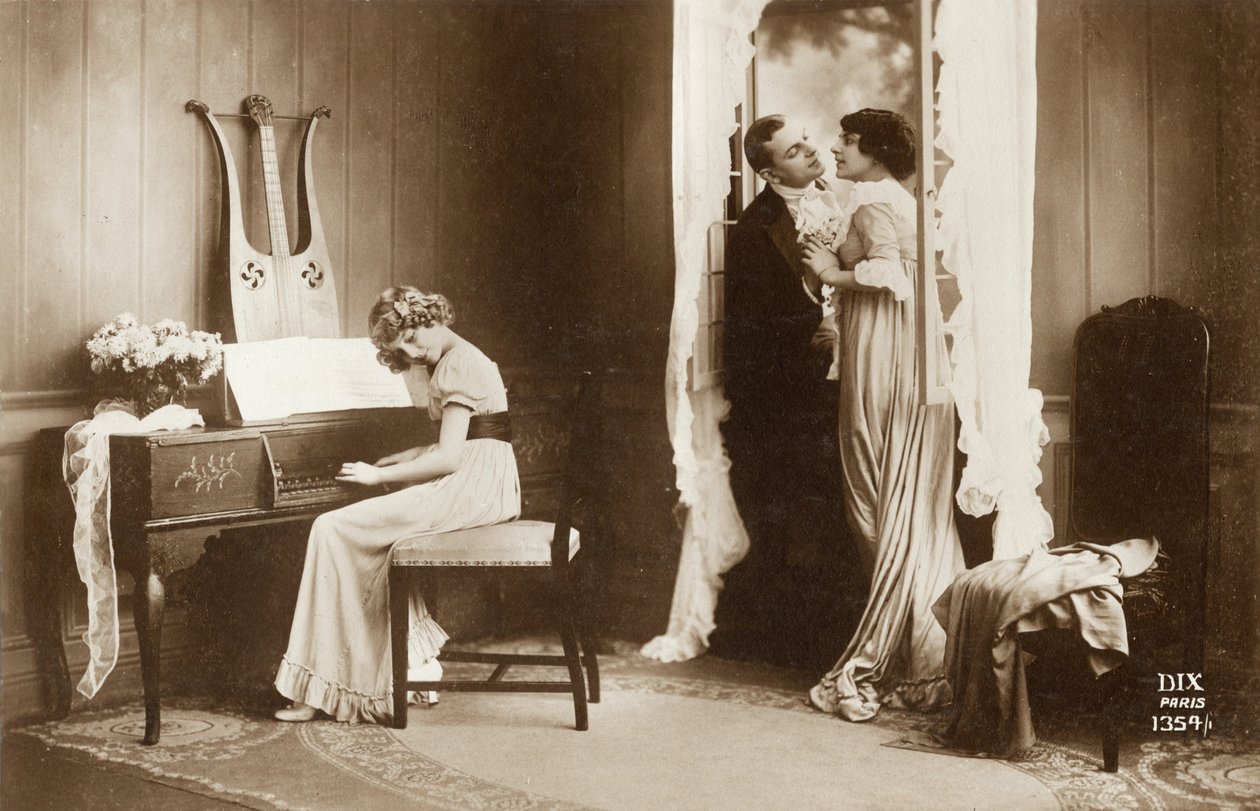 Couple courtisant et jeune fille jouant du pianoforte, Paris, c.1920 (carte postale) - Unbekannter Künstler