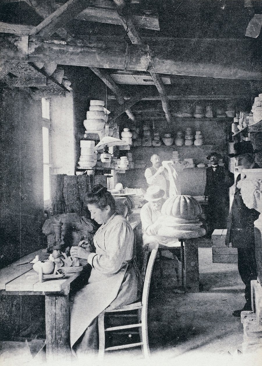 Artisans au travail fabriquant de la poterie d