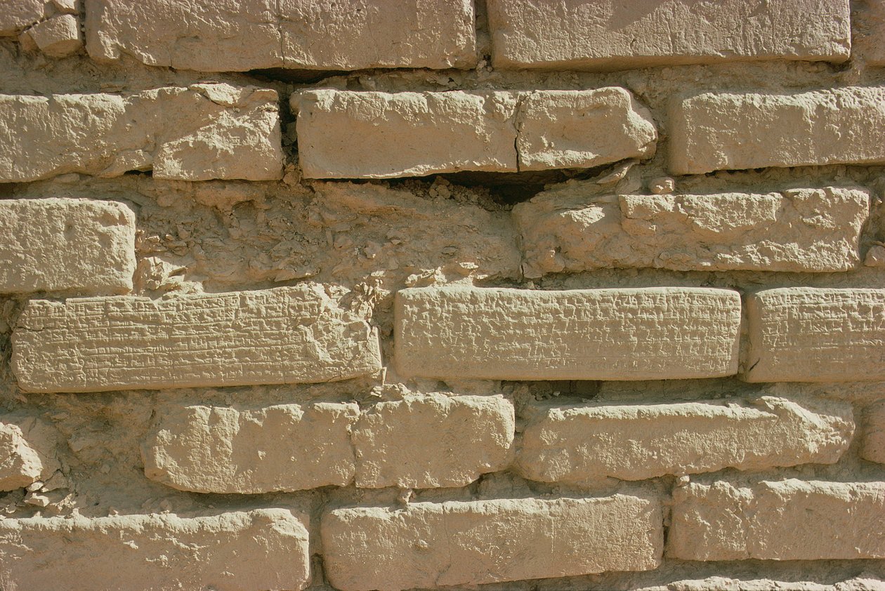 Détail des briques portant des inscriptions cunéiformes du Ziggurat, construit par le roi élamite Untash-Gal (vers 1265-46 av. J.-C.) - Unbekannt