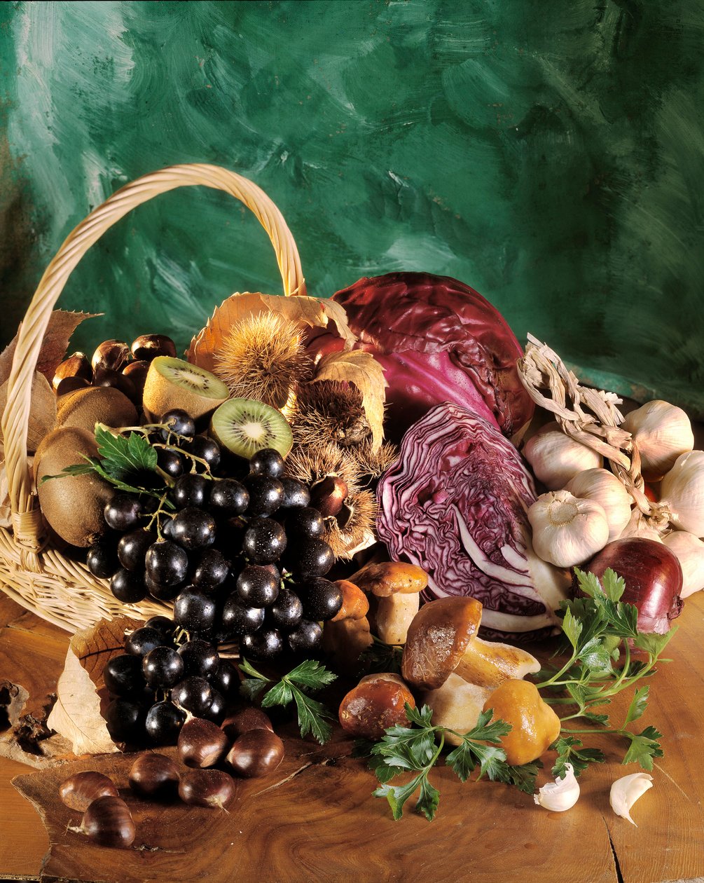 Régime : nature morte de raisins noirs, ail, oignon, gousse d