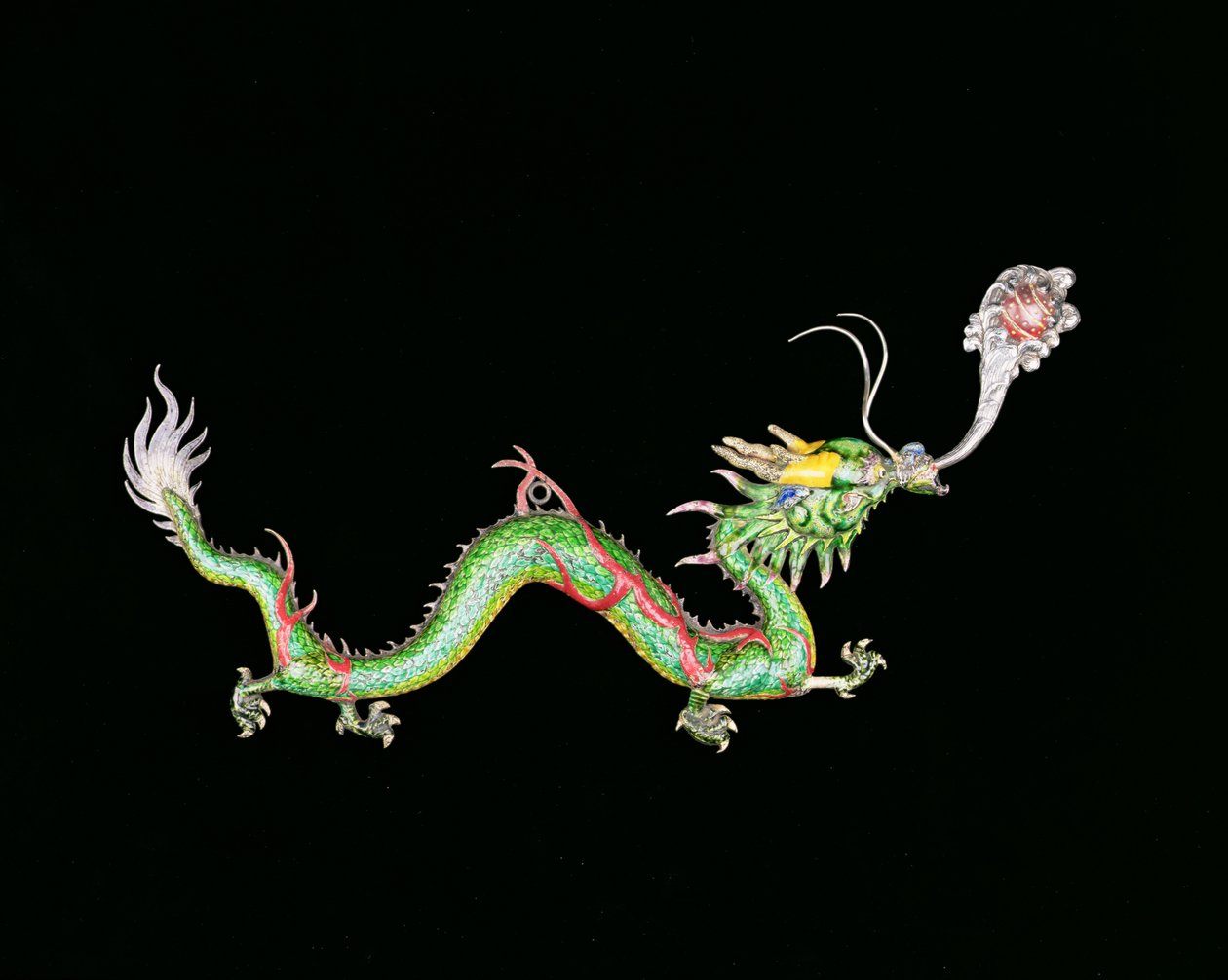Dragon poursuivant une perle enflammée, détail décoratif de la base d