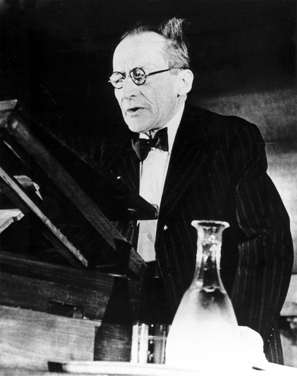Erwin Schrödinger, physicien autrichien, donnant une conférence - Unbekannt