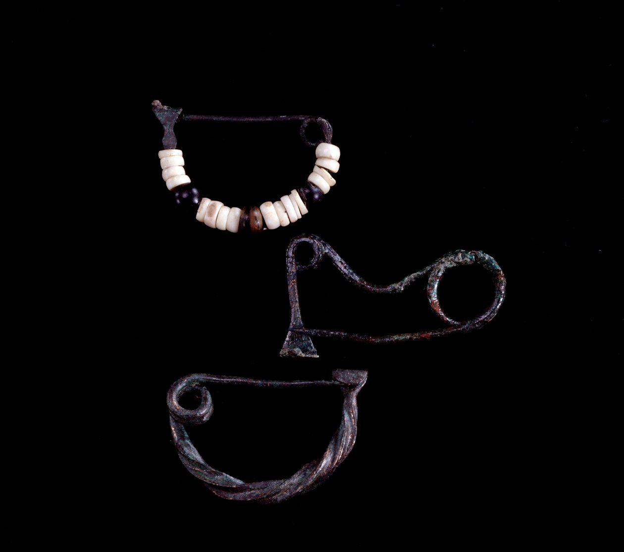 Art étrusque : trois types de fibules en bronze de la tombe 59 de Poggio Selciatello, Pian della Regina, Tarquinia - 9e siècle av. J.-C. - Unbekannt