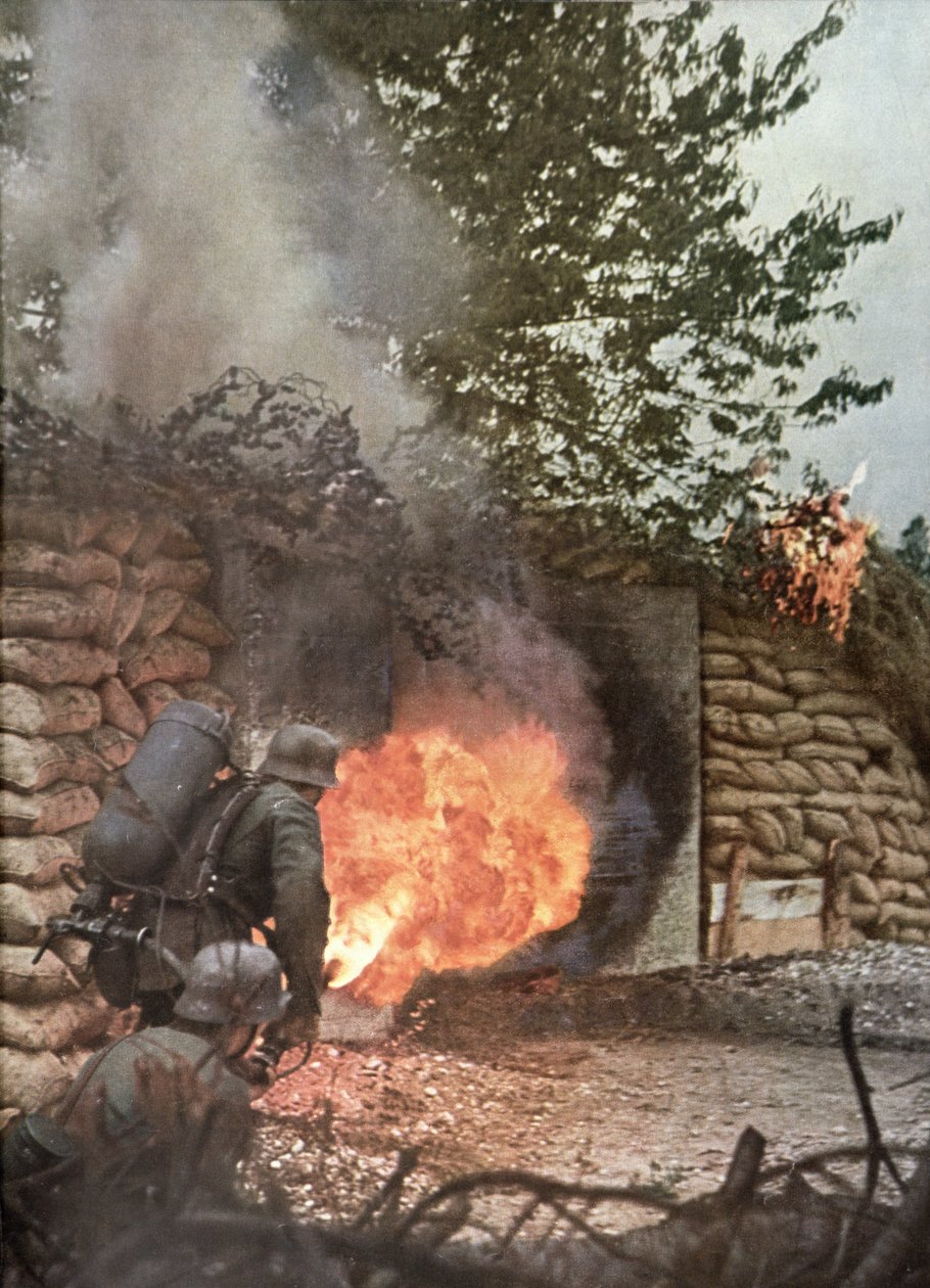 Feu et mort, un camp soviétique fortifié explose en flammes avec des lance-flammes, de la revue 