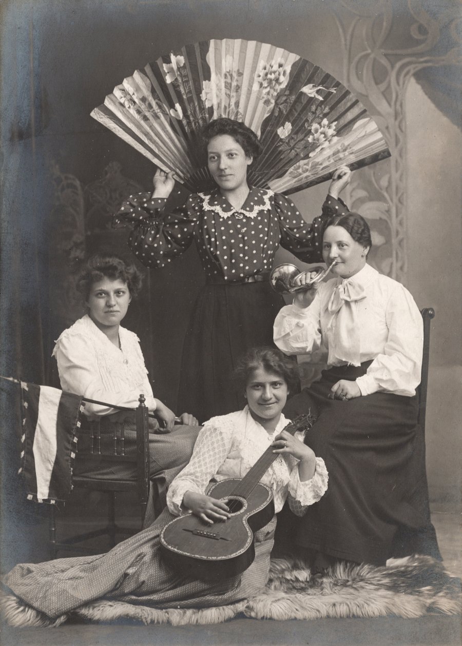 Quatre dames avec cor, guitare et éventail, France, c.1920 (photo n/b) - Unbekannter Künstler