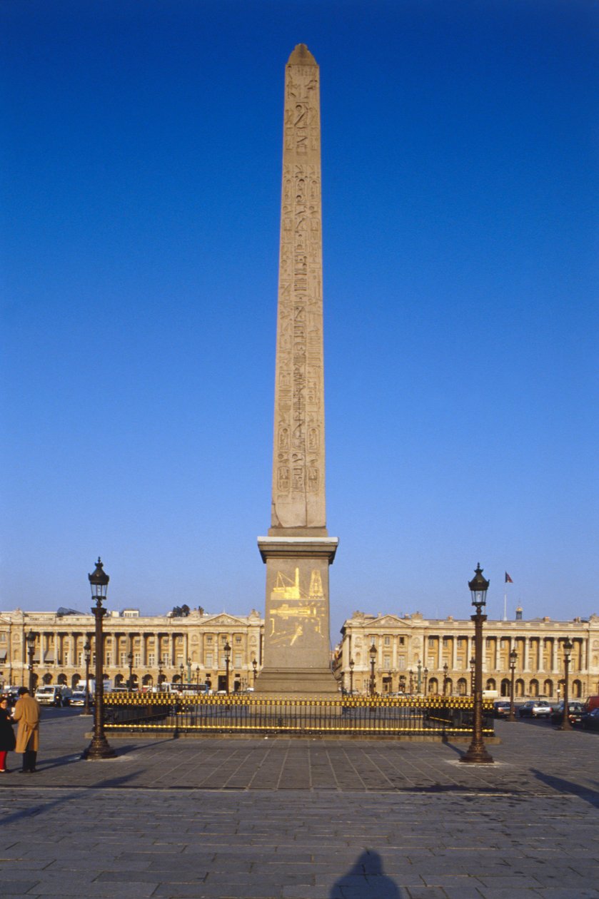 France, Paris, Obélisque de Louxor à la Place de la Concorde, obélisque égyptien dominant un bâtiment couvert de hiéroglyphes dorés. - Unbekannt