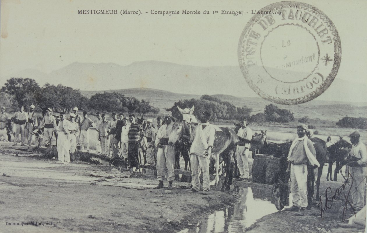 Légionnaire colonial français en patrouille près des montagnes de l