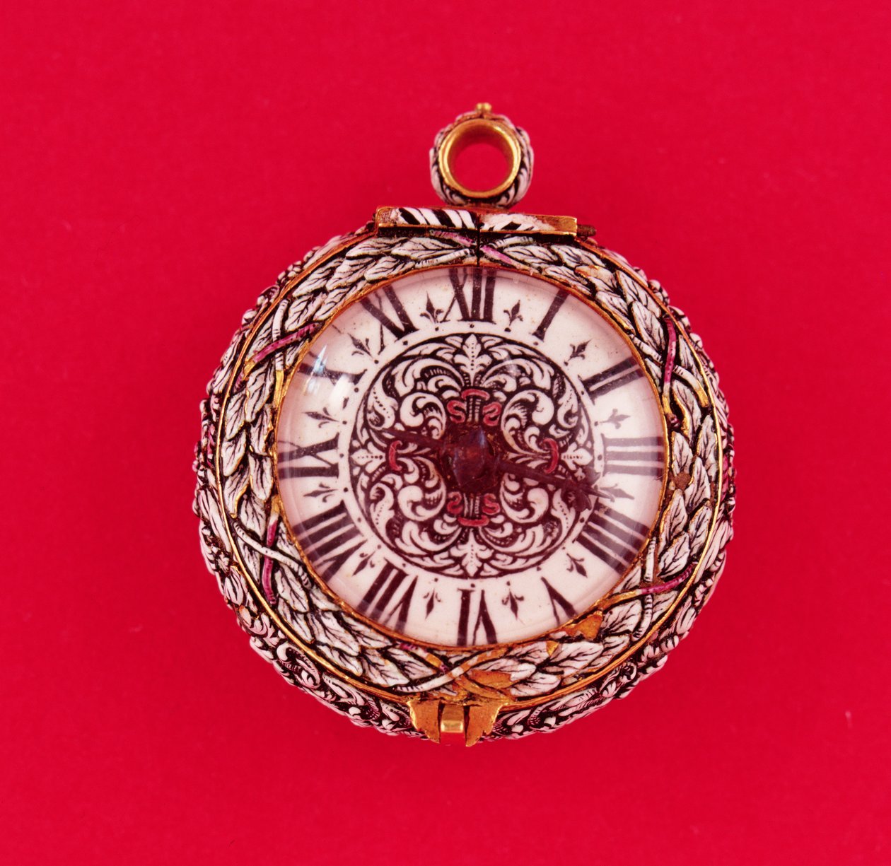 Montre de poche française avec boîtier en or émaillé en relief avec des fleurs blanches et du feuillage avec des marques noires, par Goullons, vers 1650 - Unbekannt