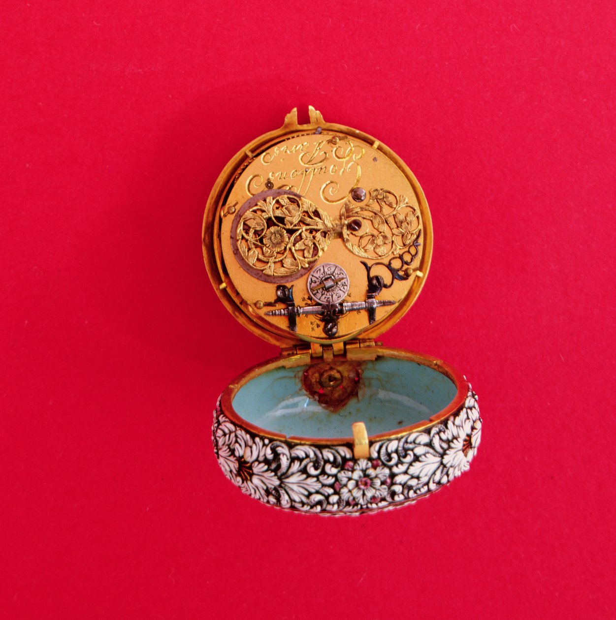 Montre de poche française avec boîtier en or émaillé en relief avec des fleurs blanches et du feuillage avec des marques noires, par Goullons, vers 1650 (montrant la plaque intérieure) - Unbekannt