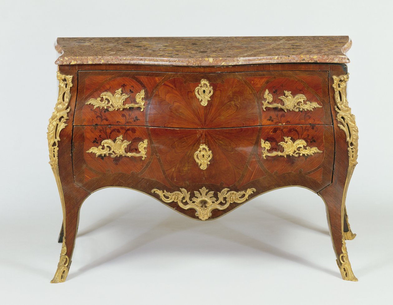 Commode serpentine française avec montures en bronze doré et dessus en marbre, c.1740 - Unbekannt