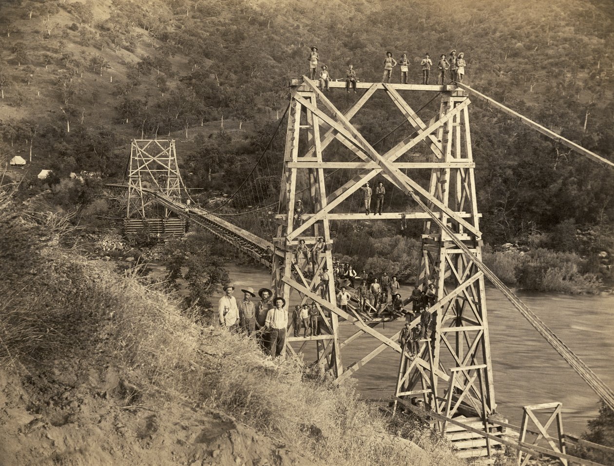 Fresno, Californie : 1890 Cette photographie de C.C. Curtis montre le pont Smith et Moore sur la rivière Kings, qui fait partie du canal construit par Hiram T. Smith et Austin D. Moore pour transporter du bois des Sierras pour leur entreprise, la Kings Riv - Unbekannt