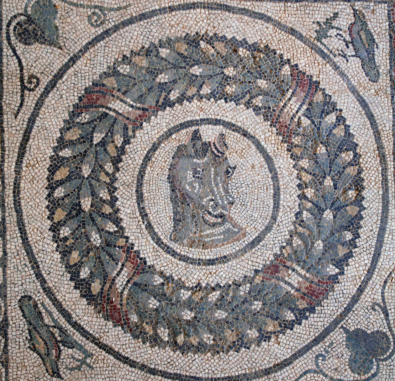 Mosaïque du péristyle. Détail représentant une tête de cheval. IIIe - IVe siècle. Villa romaine du Casale, Sicile. Site UNESCO. - William M. Timlin