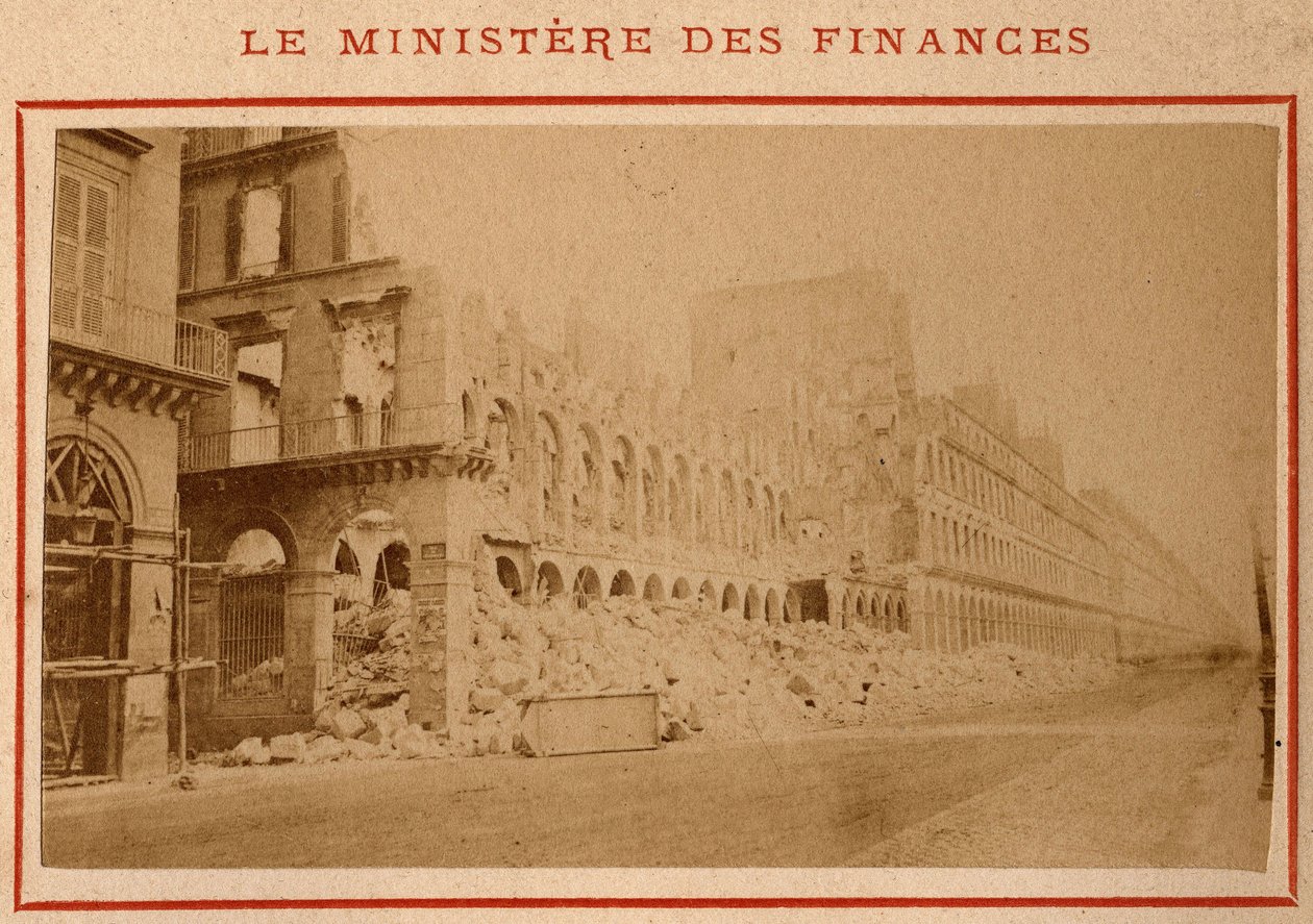 Commune de Paris (1871) : vue du ministère des Finances en ruines à Paris en mai 1871. Photographie de Pierre Pepetit. Impression sur carton, Dim. 9x5,4 cm - Unbekannt