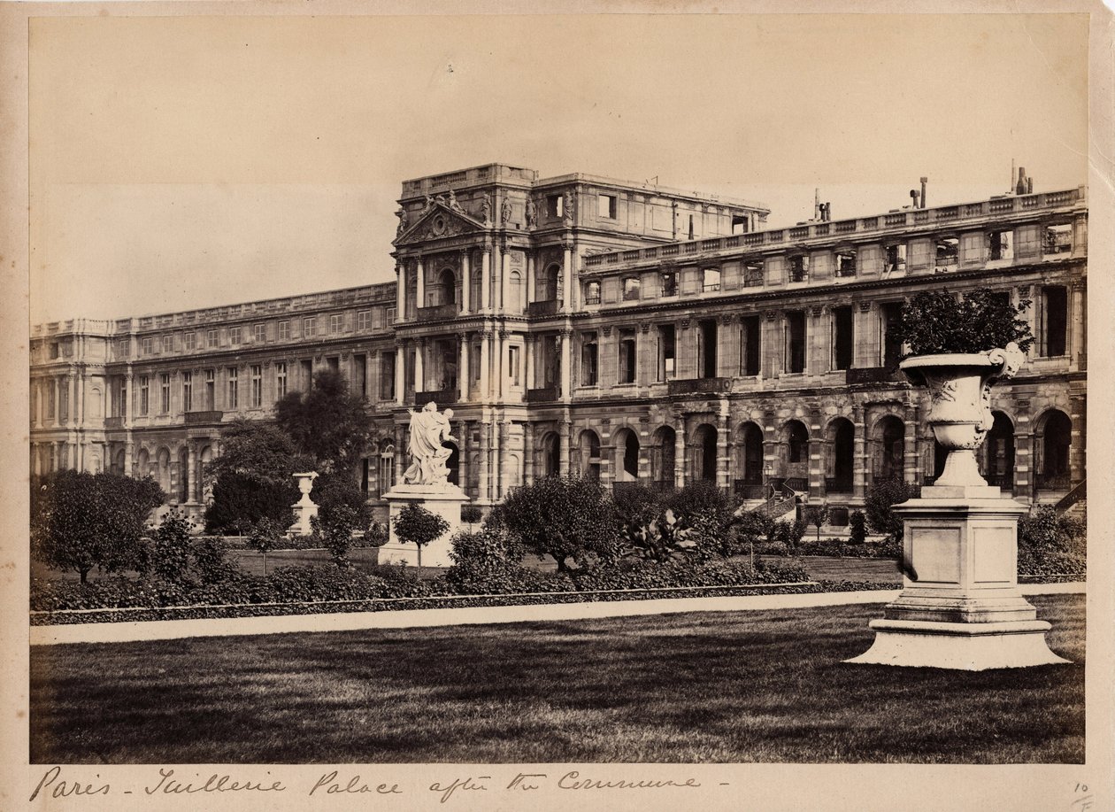Commune de Paris (1871) : vue du Palais des Tuileries à Paris vers mai 1871. Photographie anonyme - Unbekannt