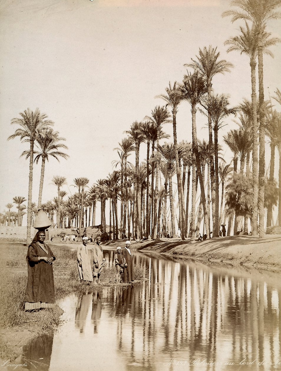 Palmiers le long du Nil. Au premier plan, des hommes en costume traditionnel - Unbekannter Künstler
