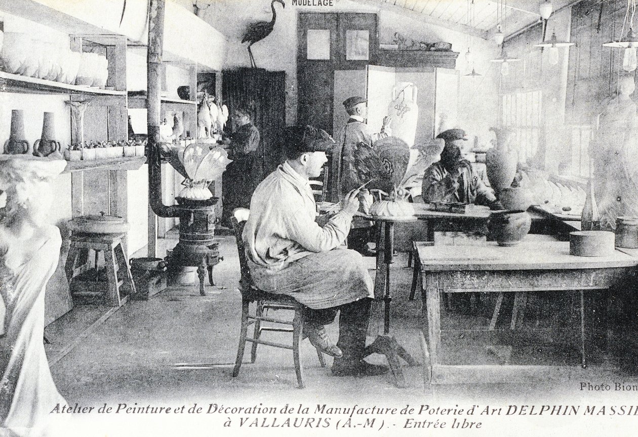 Carte postale représentant des artisans au travail fabriquant de la poterie d