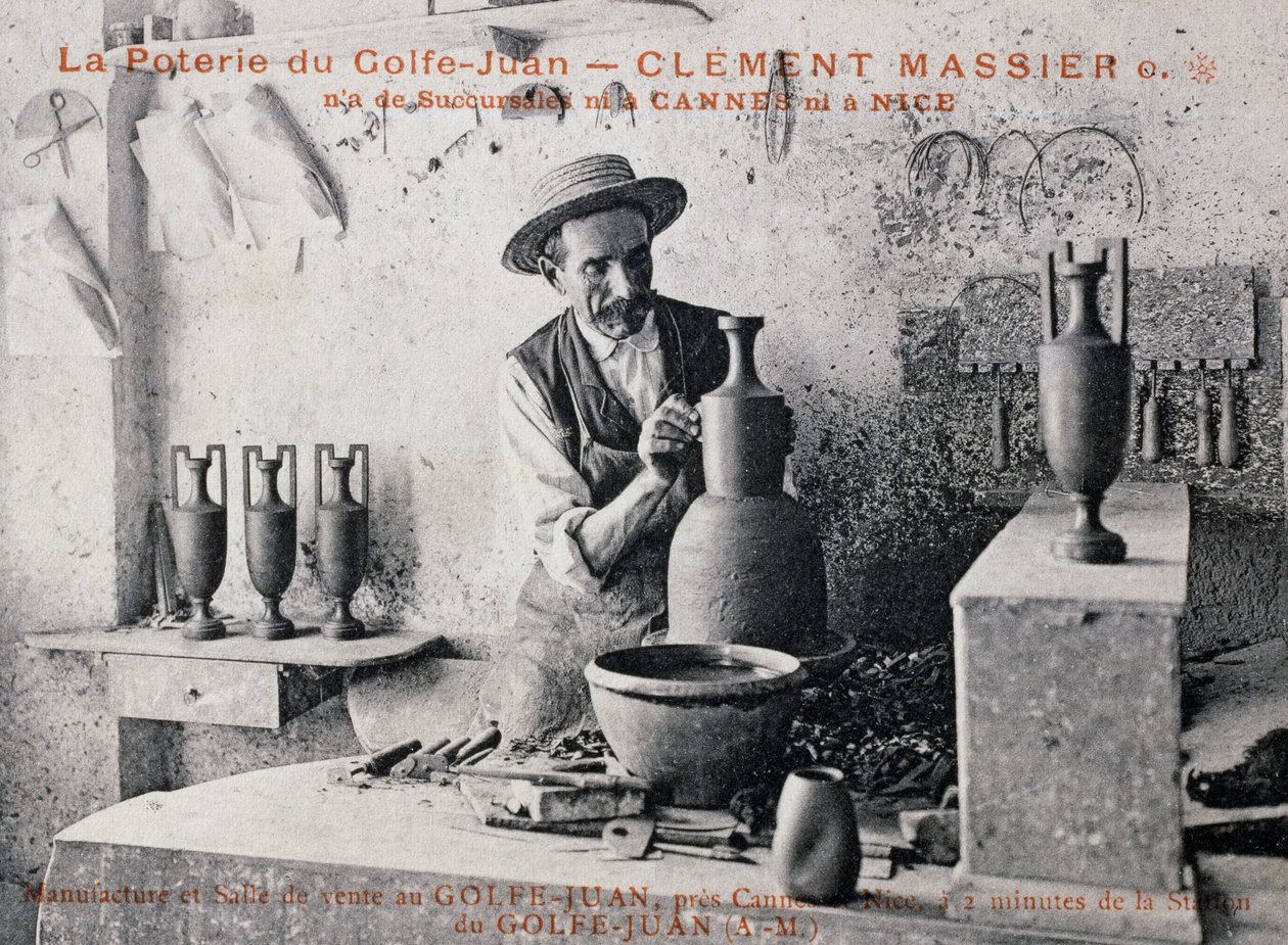 Carte postale avec Clement Massier (1844-1917), maître potier de la Poterie de Golf-Juan au travail dans son atelier, France, 20e siècle - William M. Timlin
