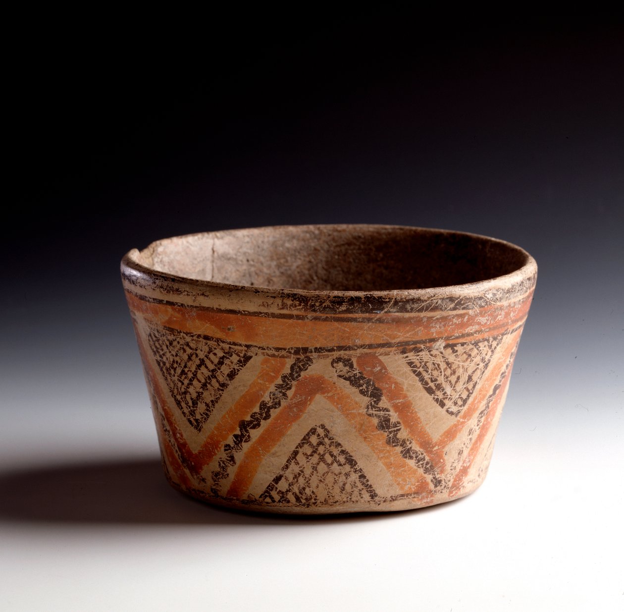 Art précolombien, civilisation maya, période classique : coupe en argile polychrome décorée de zigzags et de triangles. De Petén, Guatemala. - Unbekannt