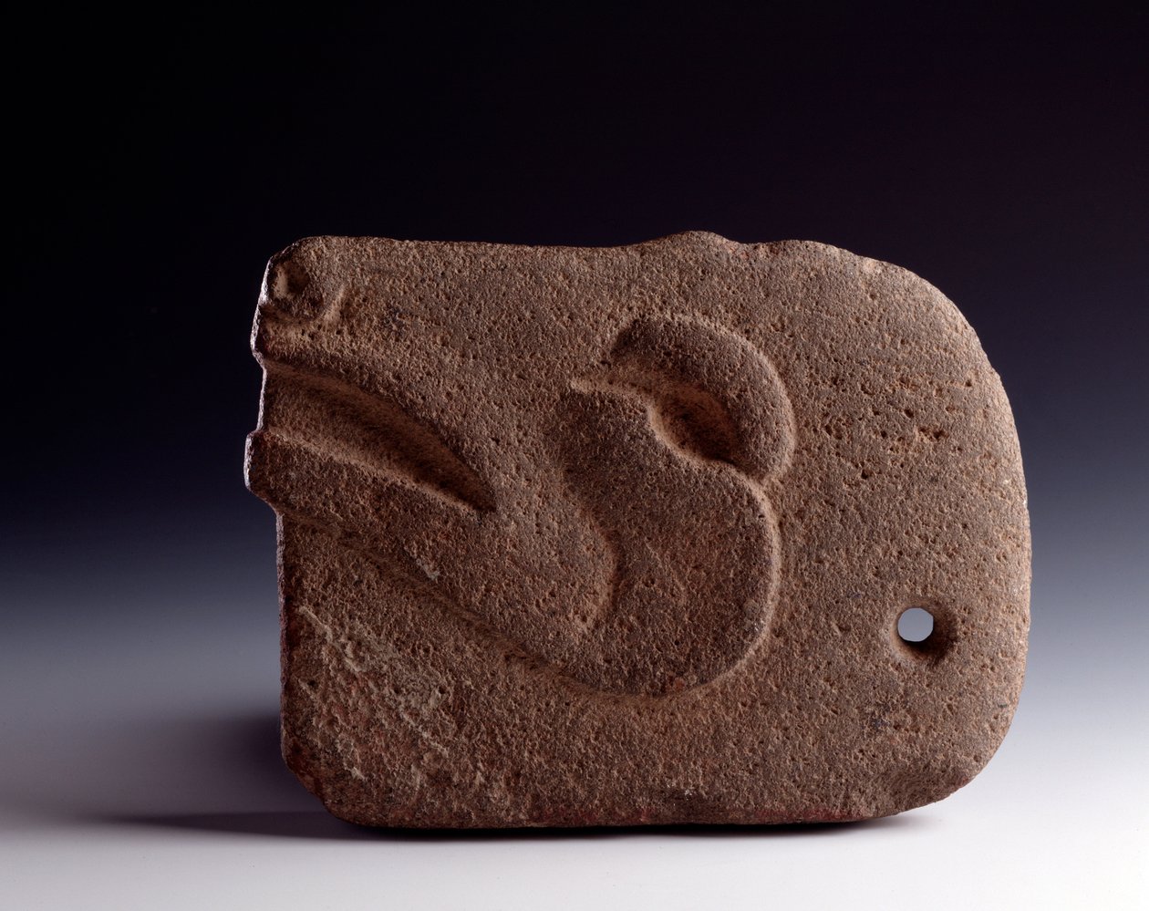 Art précolombien, civilisation maya, période classique : hache zoomorphe en pierre sculptée représentant la tête d