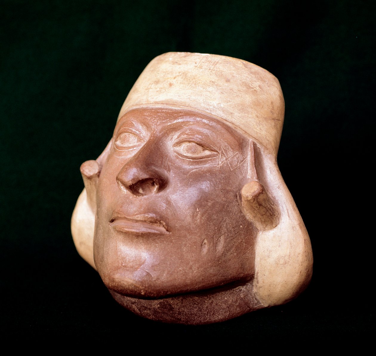 Art précolombien, civilisation mochica : vase en terre cuite représentant la tête d