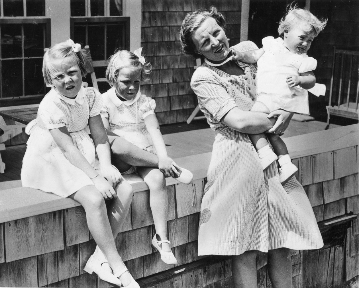 Princesse Juliana des Pays-Bas (à droite) et ses trois filles blondes, Beatrix, 6 ans, Irene, 4 ans, et Margriet Francesca, 18 mois, en vacances à Cape Cod - Benjamin Baud