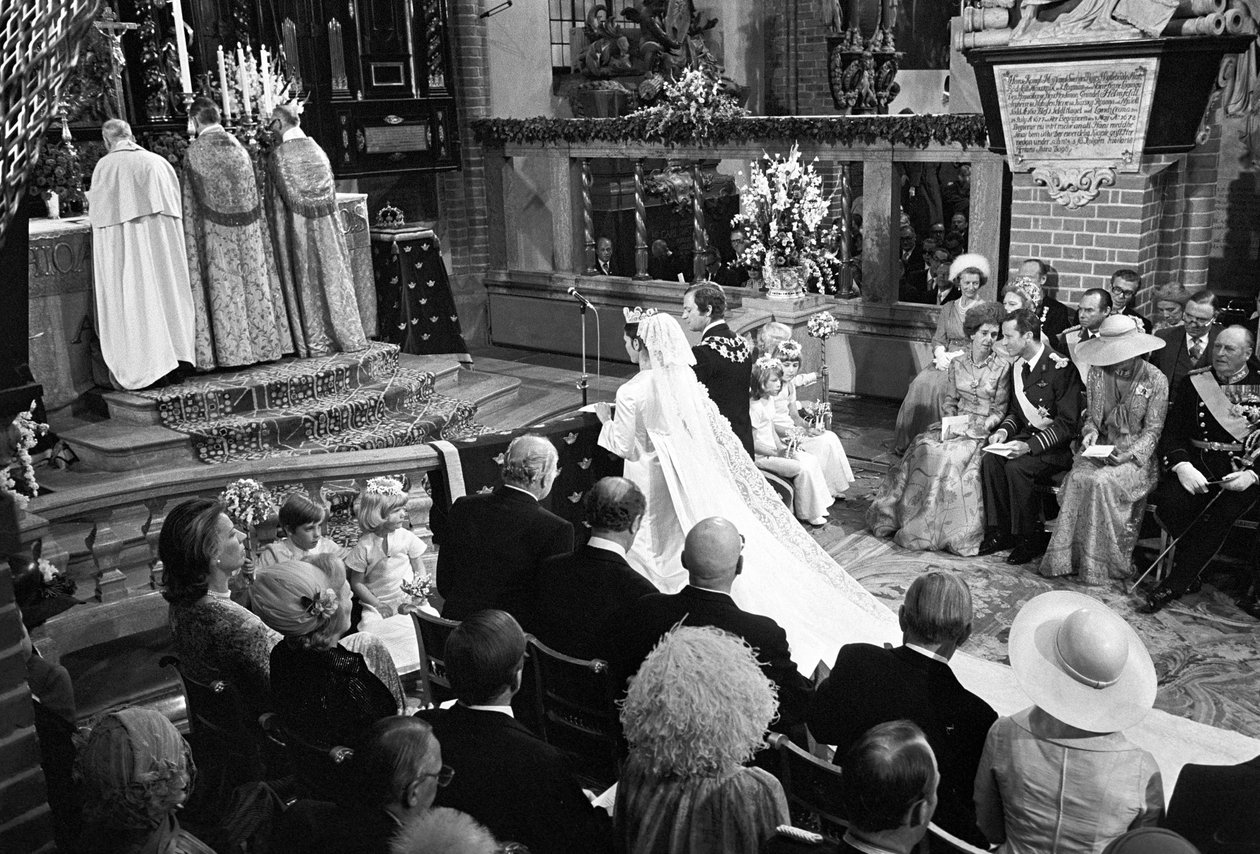 La reine Silvia et le roi Carl XVI Gustaf lors de la cérémonie de mariage à Storkyrkan à Stockholm - Unbekannter Künstler