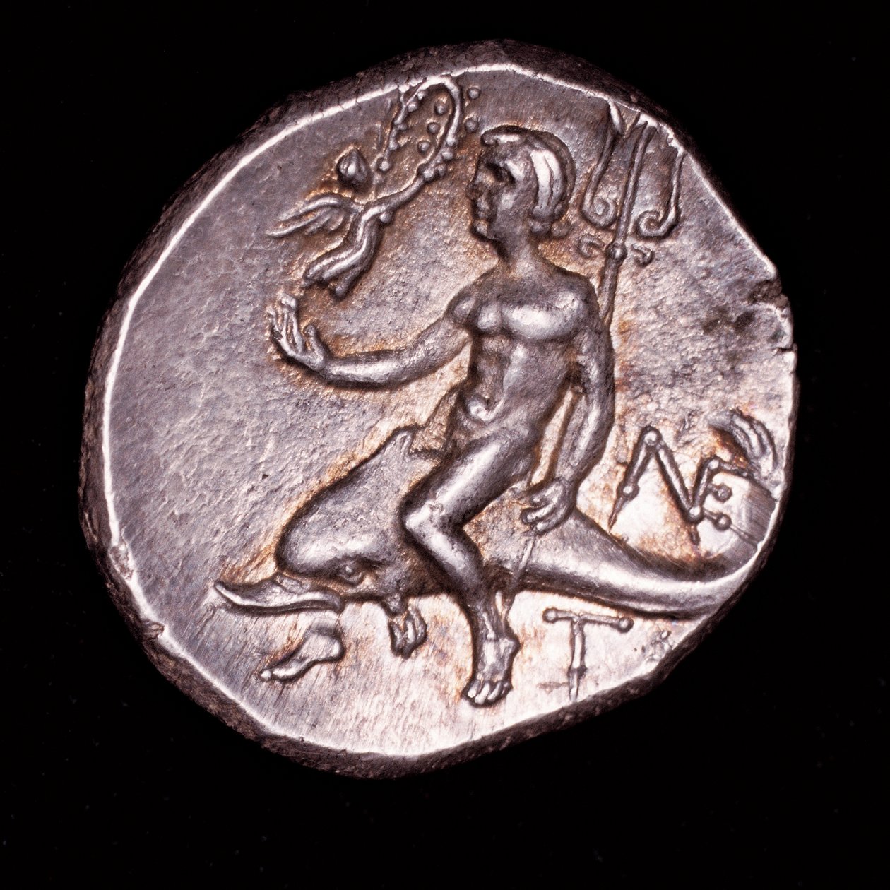 Pièce de monnaie grecque ancienne rare, Calabre, Tarente, Taras chevauchant un dauphin tenant un trident, Nike au-dessus avec une couronne de laurier - Unbekannter Künstler