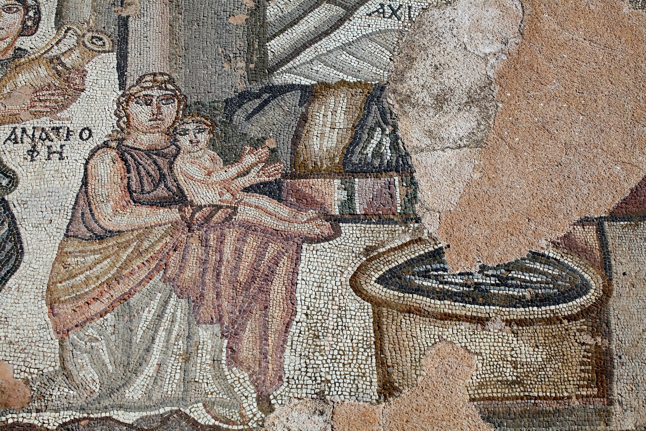 Représentation du nouveau-né Achille avec sa nourrice Anatrophe et Ambroisie, symbole de la nourriture des dieux et de l