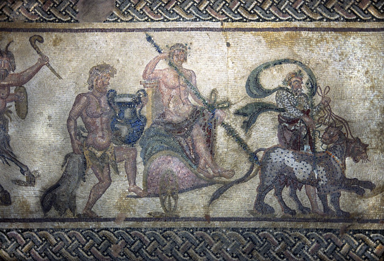 Art romain : le triomphe de Dionysos (Bacchus, Bacco). Le dieu monté sur un char au centre. Il porte une couronne de laurier et tient un thyrse (lance entourée de lierre avec une pomme de pin à la fin). Deux panthères avancent devant lui. - Unbekannt