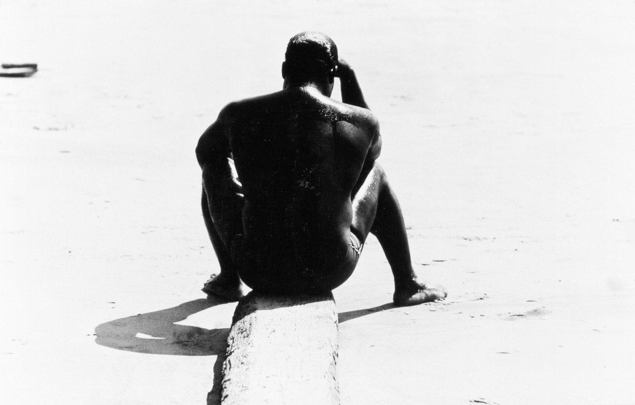 Homme torse nu assis à Coney Island, Sans titre 32, c.1953-64 - Unbekannter Künstler