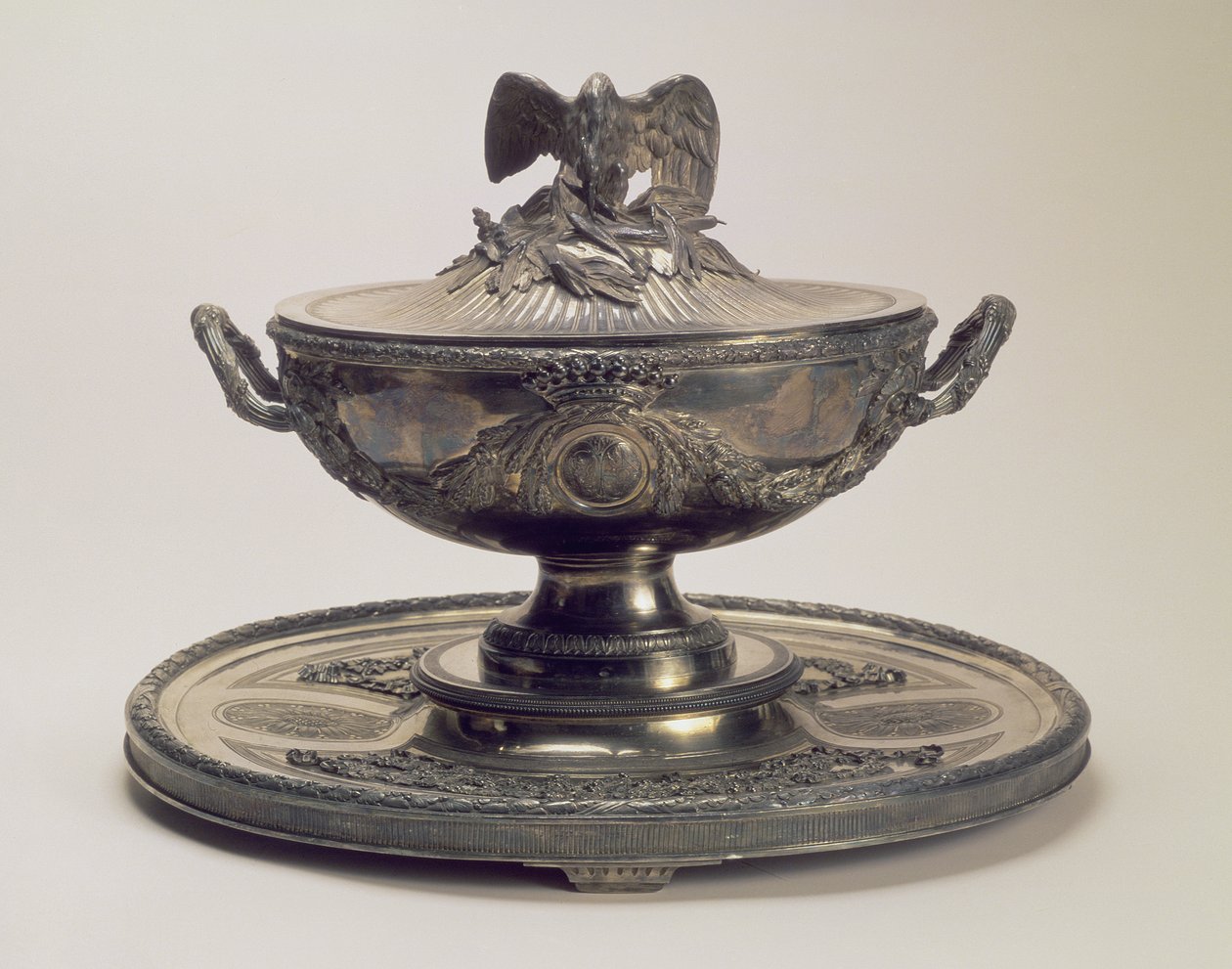 Soupière et son support en argent du Service Saltykov, par Robert Joseph Auguste (1725-1805), Paris - Unbekannt