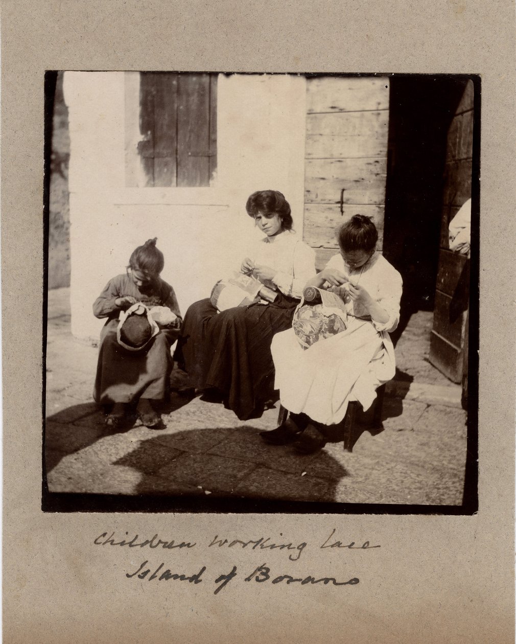 Petits métiers : jeunes filles travaillant au crochet (brodeuses) sur l